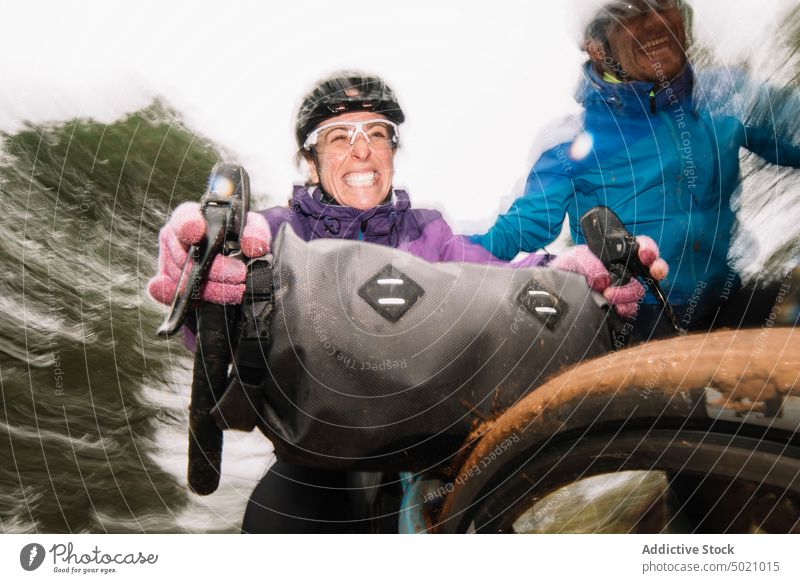 Gut ausgerüstete Menschen auf der Straße im Wald während einer Fahrradtour Abenteuer aktiv Natur Schutzhelm Radfahrer Sport Lifestyle Geschwindigkeit