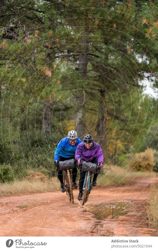 Gut ausgerüstete Menschen auf der Straße im Wald während einer Fahrradtour Abenteuer aktiv Natur Schutzhelm Radfahrer Sport Lifestyle Geschwindigkeit