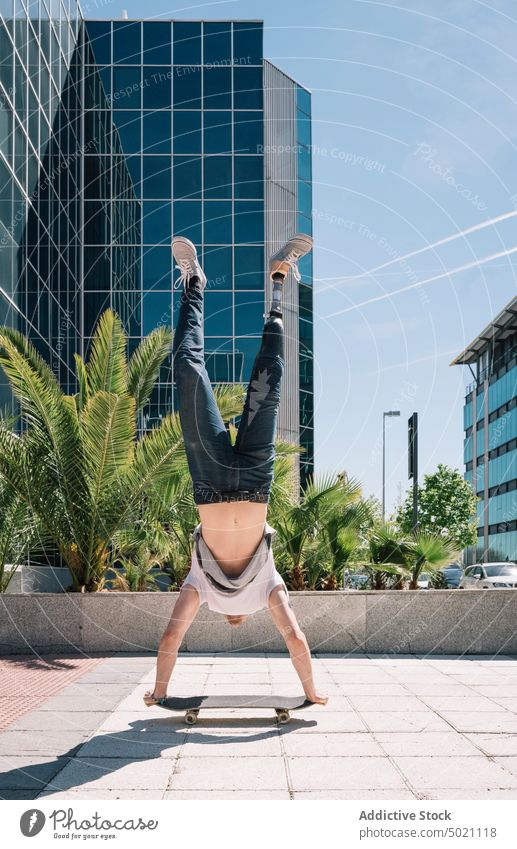 Fit Skater mit Beinprothese macht Handstand Mann Skateboard Prothesen künstlich Straßenbelag Tatkraft Motivation Großstadt jung urban männlich modern Trick