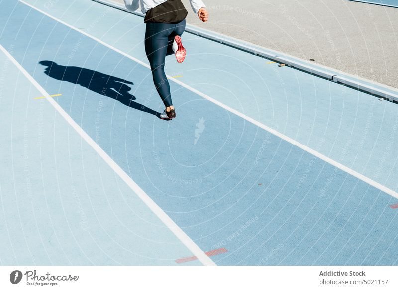 Crop-Athlet läuft auf der Rennstrecke Sportlerin laufen Rennbahn Stadion Training Rennen Sprint Leichtathletik Frau Übung Laufschuh Gesundheit Wellness passen