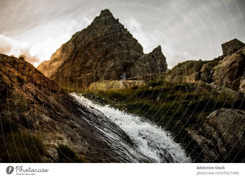 Plätschernder Bach in felsigen Bergen Berge u. Gebirge strömen Wasserfall platschen Felsen Natur Landschaft Gipfel rau fließen Fluss Umwelt Hochland malerisch