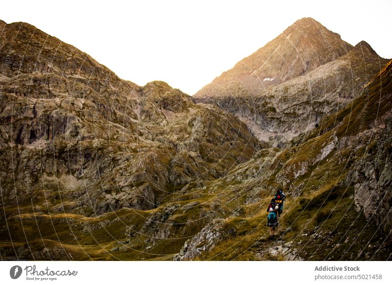 Reisende Freunde beim Klettern am Felsgipfel Berge u. Gebirge Bergsteiger Reisender Aufstieg Felsen rau Gipfel Abenteuer Menschengruppe Natur Landschaft felsig