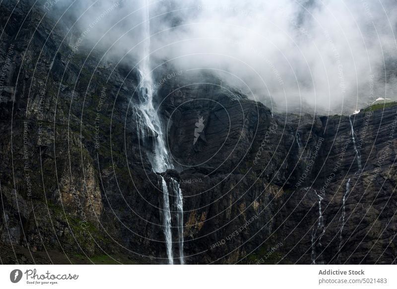 Schroffer Berg mit Wasserfall im Hochland Berge u. Gebirge strömen cirque Natur Felsen rau Bach Pyrenäen Cirque de Gavarnie Gavarnie-Wasserfälle Frankreich