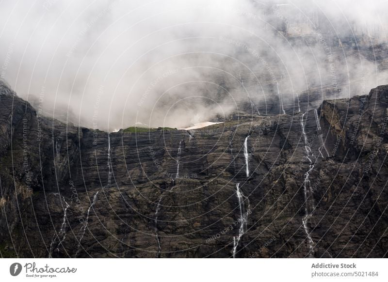 Schroffer Berg mit Wasserfall im Hochland Berge u. Gebirge strömen cirque Natur Felsen rau Bach Pyrenäen Cirque de Gavarnie Gavarnie-Wasserfälle Frankreich