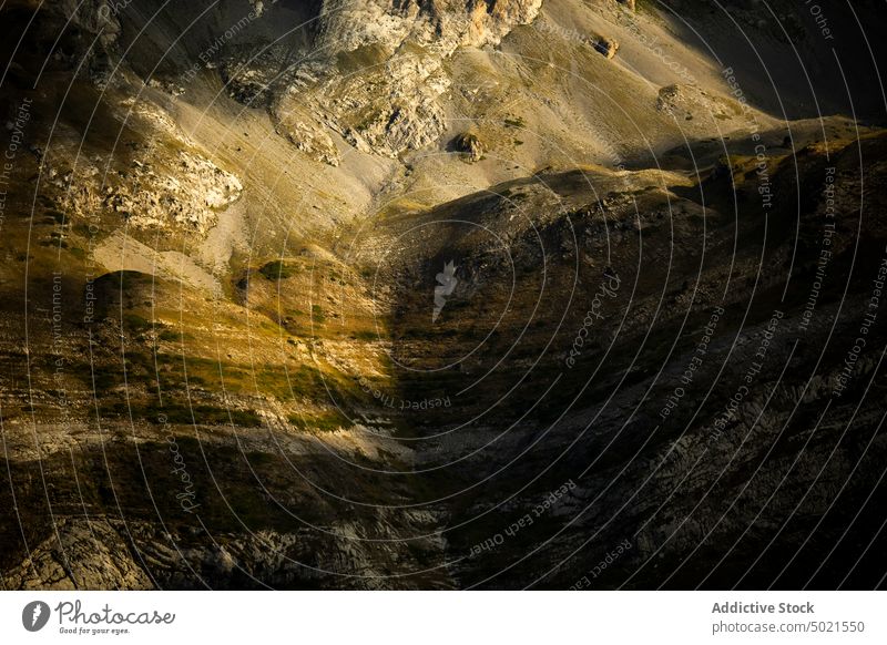 Schroffer felsiger Berghang im Sonnenlicht Berge u. Gebirge Felsen rau Natur Stein Umwelt Hintergrund Landschaft Oberfläche natürlich Textur Schatten wild