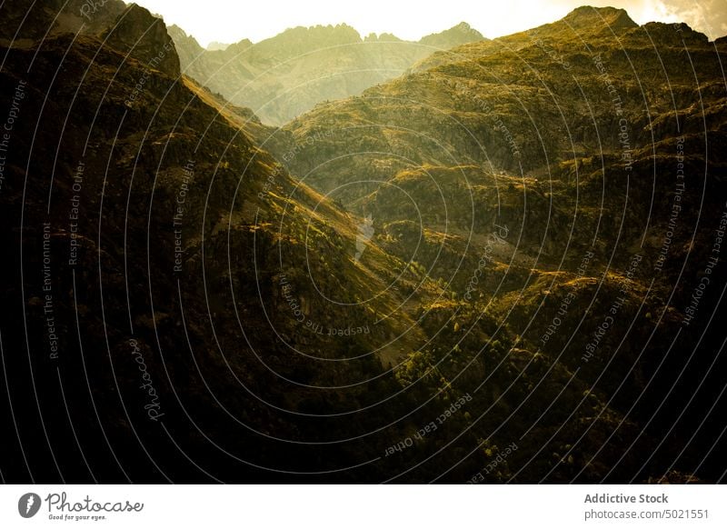 Schroffer felsiger Berghang im Sonnenlicht Berge u. Gebirge Felsen rau Natur Stein Umwelt Hintergrund Landschaft Oberfläche natürlich Textur Schatten wild