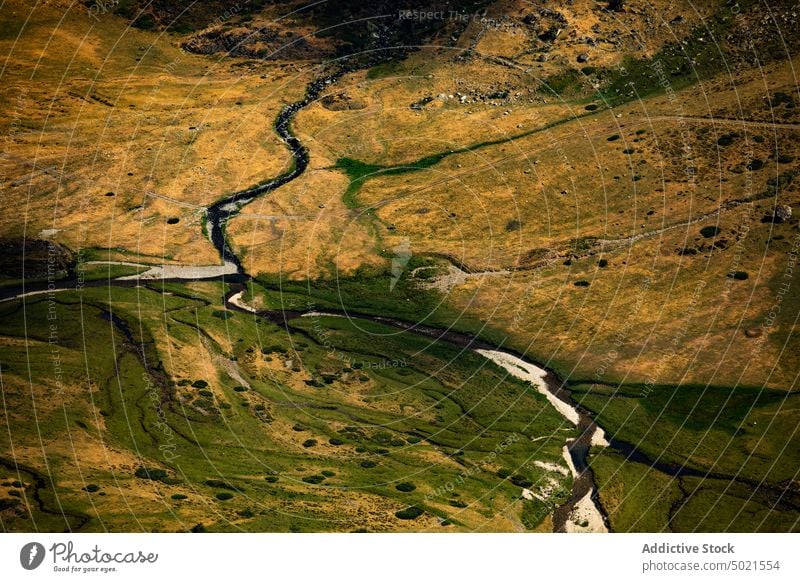 Bach, der durch bergiges Gelände fließt Berge u. Gebirge strömen Fluss Berghang Natur Landschaft felsig Hochland rau Umwelt malerisch eng Ambitus wild fließen