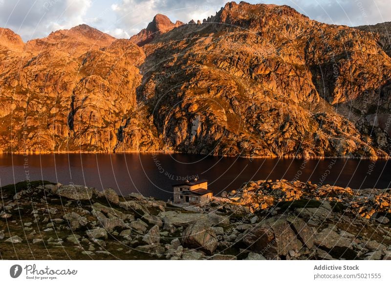 Einsames Haus am Bergsee Berge u. Gebirge See Landschaft Felsen einsam Natur Hochland sunlig