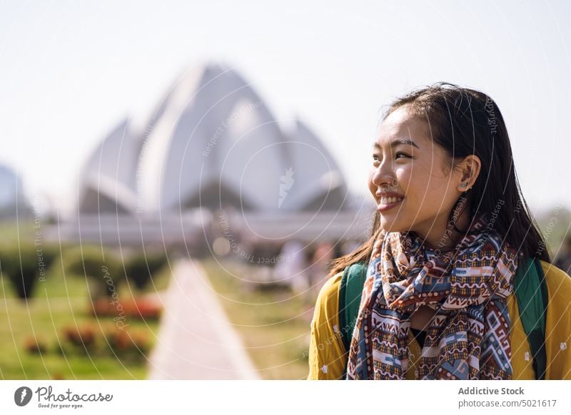 Lächelnde reisende Frau in der Nähe des Lotus-Tempels Lotustempel Tourist Sightseeing historisch Wahrzeichen Urlaub asiatisch ethnisch Delhi Indien Tourismus