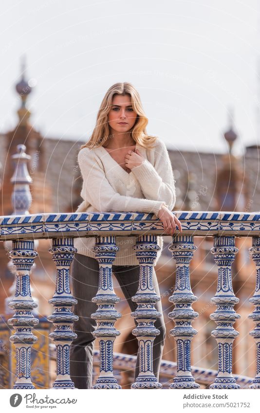 Stilvolle Frau steht auf einer Fußgängerbrücke in der Stadt Großstadt Brücke trendy Steg emotionslos Sevilla Plaza de España Spanien jung genießen urban stehen