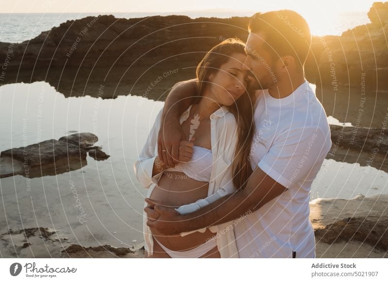 Schwangere Paar stehen in der Nähe Meer bei Sonnenaufgang MEER Schwangerschaft Zusammensein Liebe Küste Partnerschaft Mann nachdenklich Frau Ufer schwanger