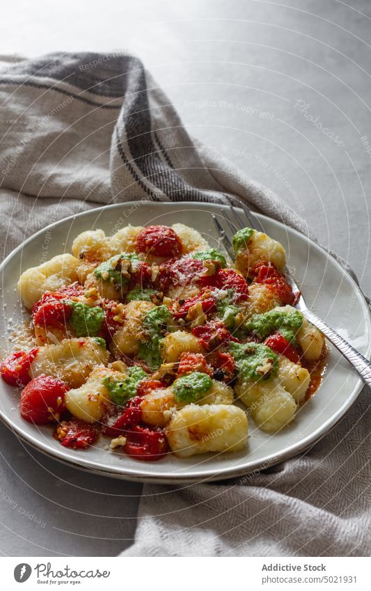 Leckere Gnocchi mit Tomatenpesto Spätzle Speise Teller Tisch Küche Pesto Serviette Gabel Lebensmittel Mahlzeit frisch geschmackvoll lecker Gemüse organisch