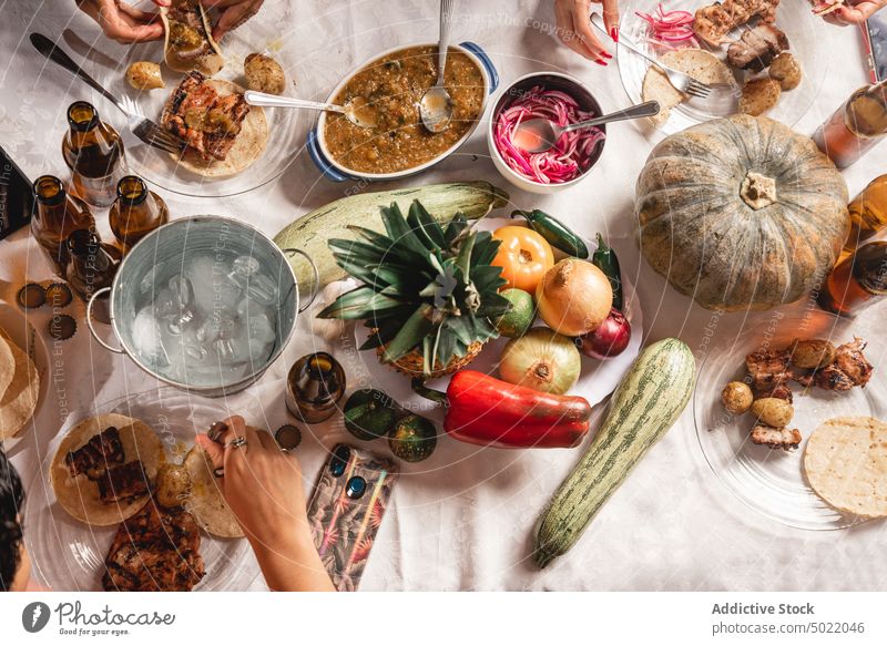 Crop Gruppe von Freunden mit Grillparty sich[Akk] sammeln Menschen essen Party feiern Zusammensein Lebensmittel geschmackvoll Menschengruppe Barbecue