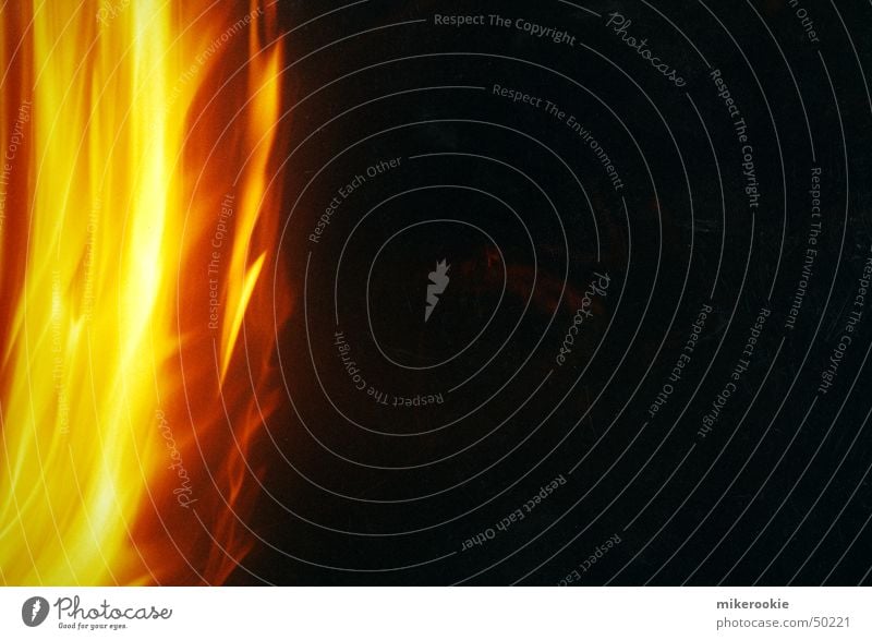 Feuer und Flamme Farbfoto Menschenleer Textfreiraum rechts Licht Bewegungsunschärfe Strand Lampe Wärme dunkel heiß gelb Macht Leidenschaft Geborgenheit