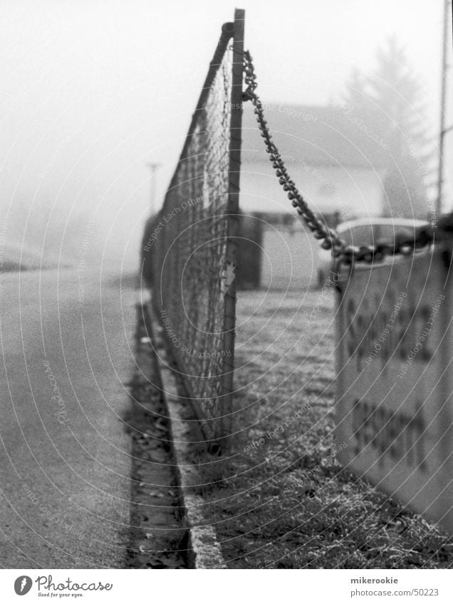 Spielplatz gesperrt Zaun Schranke Nebel dunkel Spielen Verbote Maschendrahtzaun Grenze Bordsteinkante Ausgrenzung Spielen verboten Draht Verbotsschild Barriere