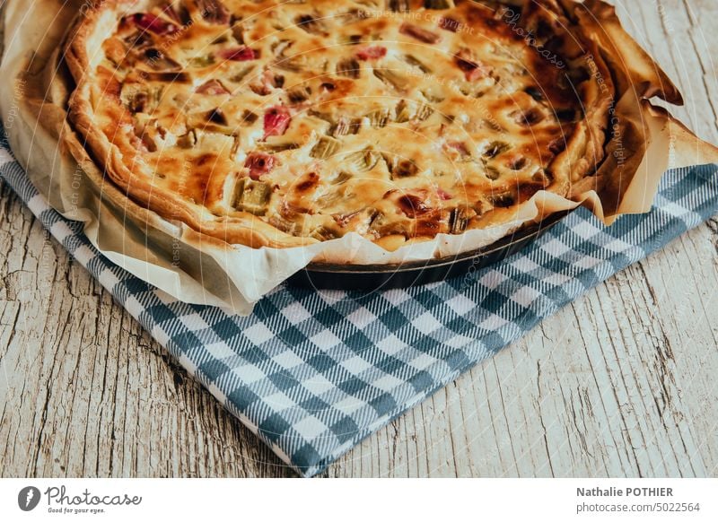 Rhabarberkuchen in seiner Form Torte Lebensmittel selbstgemacht Dessert lecker süß gebacken Küche geschmackvoll Gebäck Bäckerei Kuchen Tisch