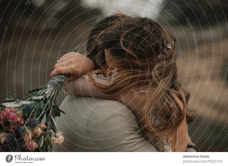 Mann umarmt Frau mit Blumenstrauß umarmend Valentinsgruß Kleid Hochzeit Paar Dame Typ Anzug Haufen Hand jung Baum Liebe Heirat Party Feier Zusammensein