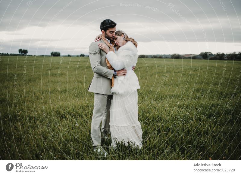 Mann umarmt Braut bei Winterhochzeit Frau umarmend Valentinsgruß Blumenstrauß Kleid Mantel Hochzeit Paar Dame Typ Anzug Haufen Hand jung Baum Liebe Heirat Party