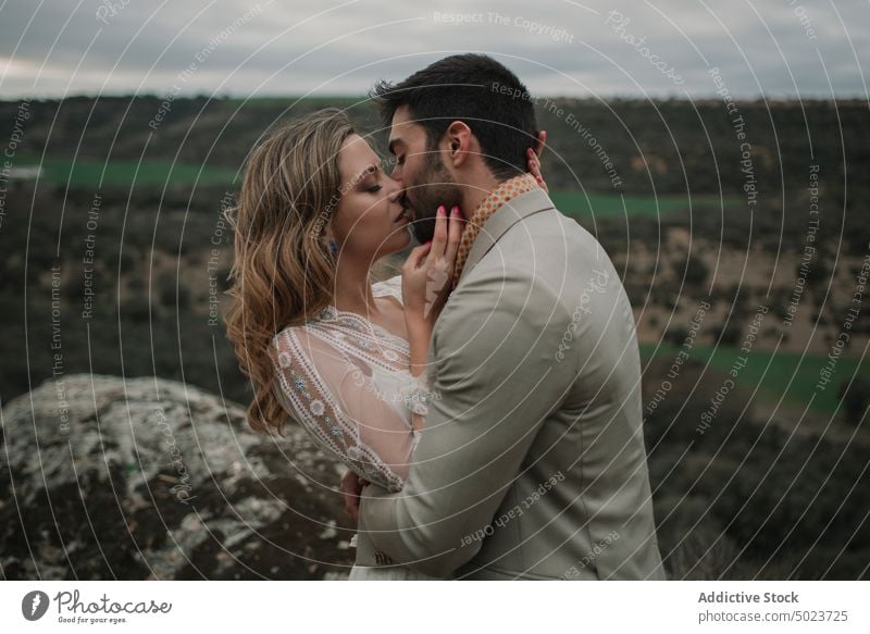 Mann umarmt Frau auf Hügel und Blick auf Tal umarmend Valentinsgruß Kleid Hochzeit Paar Dame Typ Anzug malerisch Ansicht Landschaft Berge u. Gebirge Top wolkig