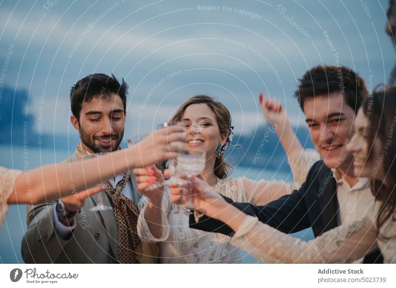 Junge Leute in Abendkleidung mit klirrenden Gläsern und Getränken Menschen Abendgarderobe Zuprosten Klirren Glas trinken Mann Frau jung Glück Lächeln Party