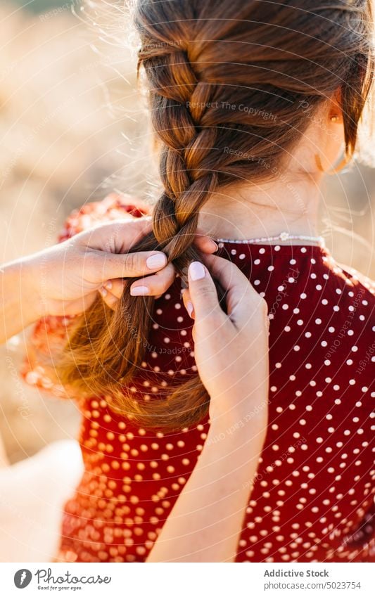 Frauen mit geflochtenen Haaren sitzen auf einem Felsen auf einem Berggipfel Freund Geflecht Frisur Berge u. Gebirge Gipfel Bergkuppe Klippe felsig Boden Natur