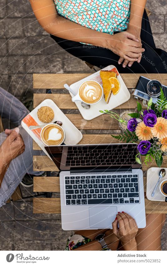 Menschen beim Frühstück mit Laptop Kaffee Getränk Restaurant Mann Erfrischung unkenntlich Frau Essen Dessert Frucht Beeren Tisch Lebensmittel süß