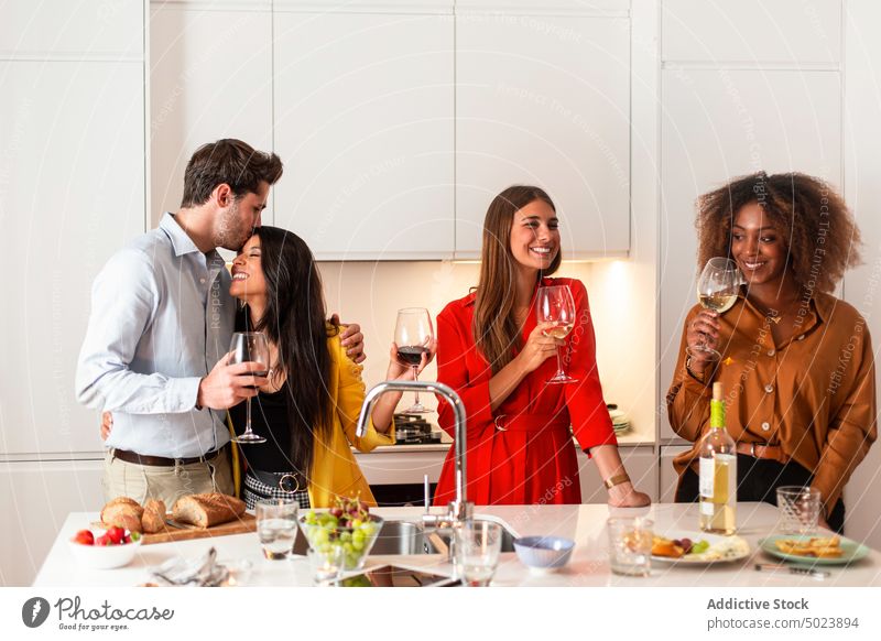 Junge Freunde trinken Wein zu Hause Zusammensein heimwärts Party Alkohol feiern festlich sich[Akk] sammeln Küche Getränk Lachen heiter lässig jung Tisch