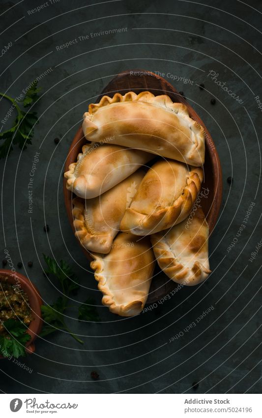 Leckere argentinische Empanadas in Schale mit Sauce empanada chimichurri Saucen gebraten Küche dienen selbstgemacht Lebensmittel Petersilie Piment geschmackvoll