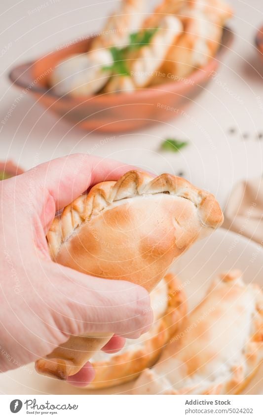 Kochen mit köstlicher Empanada empanada selbstgemacht Rinderhackfleisch Rezept kulinarisch Frau lecker Küche Lebensmittel Speise vorbereiten Mahlzeit