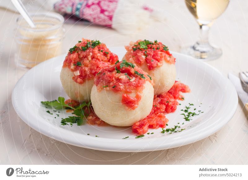 Leckeres Gericht mit Tomatensoße und gehacktem Grünzeug Fleischklößchen bollos pelones selbstgemacht Speise Saucen kulinarisch Mahlzeit Tradition dienen