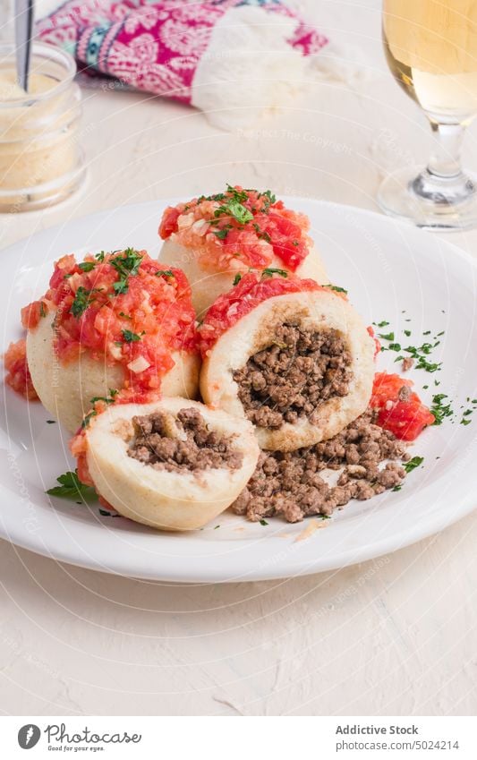 Teller mit leckeren Fleischbällchen mit Tomatensoße Fleischklößchen bollos pelones zerkleinern Rindfleisch selbstgemacht Portion Bohnenkraut Mahlzeit