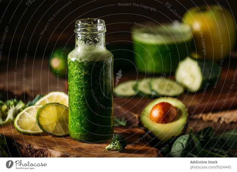 Leckerer Veggie-Smoothie Apfel Avocado Getränk Klinge Flasche Brokkoli Zitrusfrüchte Farbe Essen zubereiten Salatgurke Desktop Entzug Diät Esstisch trinken