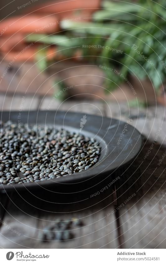 Flacher Teller mit trockenen Linsen trocknen Essen zubereiten Karotten Salatbeilage Lebensmittel Hülsenfrüchtler Vorbereitung Küche Ackerbau organisch Samen