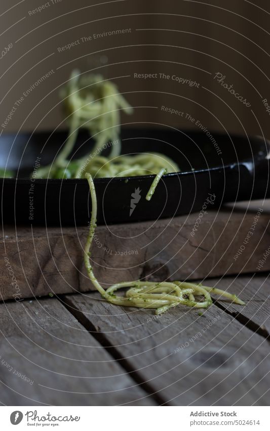 Leckere Spaghetti mit Pestosauce, Spinat und Parmesankäse Lebensmittel Spaguetti Ernährung Vitamin Vegetarier essen von oben Entzug Frische natürlich niemand