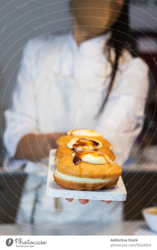 Kropfenkoch mit appetitlichen Berlinern an Bord berliner Bäcker Bäckerei Dessert Veganer süß Kruste Sahne Holzplatte Lebensmittel kulinarisch Gastronomie Küche