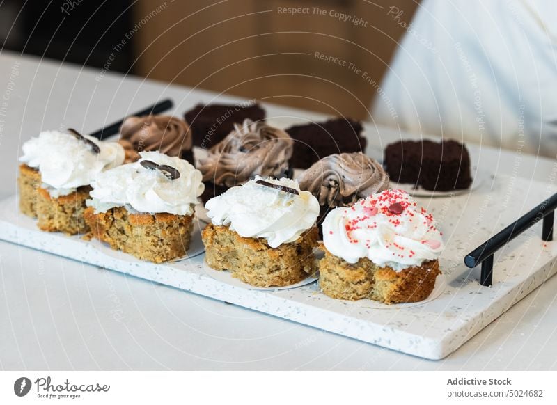 Appetitliche Karottenkuchen auf einem Tablett in der Küche Möhre Kuchen Dessert sortiert Bäckerei gepeitscht Sahne Veganer lecker verschiedene Feinschmecker