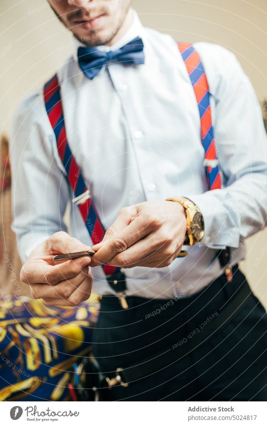 Friseur in einem Friseursalon Vollbart Schönheit Pflege Klient Schermaschine geschnitten elegant Behaarung Haarschnitt Hände Kopf im Innenbereich Lifestyle