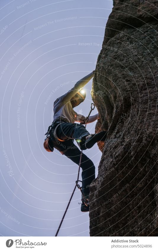 Mutiger männlicher Kletterer hängt am Felsen Aufsteiger Berge u. Gebirge Mann Gerät wandern Klettern retten hängen Gefahr extrem Sport behüten Sicherheit Führer