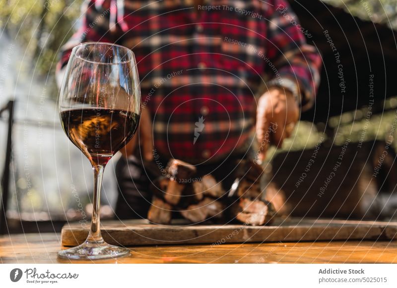 Crop Mann trinkt Wein gegen gegrillte Fleischstücke im Garten trinken Lebensmittel Mittagessen Getränk lecker vorbereiten Messer Fleischgabel Glas Alkohol