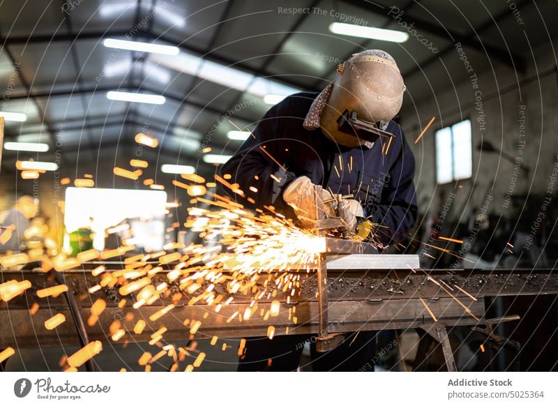 Professioneller Schweißer mit Schutzhelm in der Werkstatt Schweißnaht Metall Mann Maschine dunkel Funken Licht männlich Arbeiter Beruf professionell Werkzeug