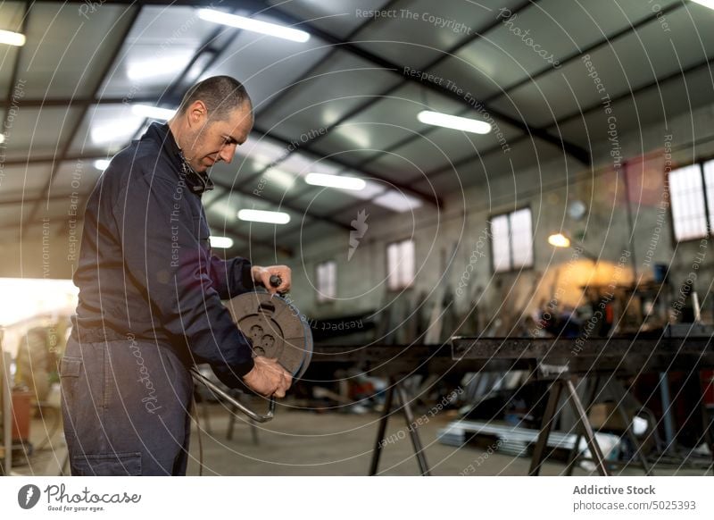 Schweißer in der traditionellen Werkstatt Industrie Inszenierung Mann Metallbearbeitung blitzen Konstruktion Kunsthandwerker benutzerdefiniert Maschinenbau