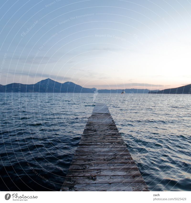 Holzweg Wasser Meer Kykladen Griechenland Ägäis Mittelmeer Insel Milos Kapelle Kirche Bucht Bay Hügel Berge u. Gebirge Schiff Boot Jacht Wellen Himmel blau