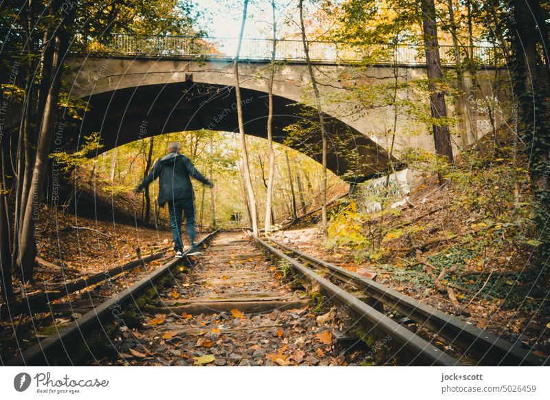 balancieren auf alten verrosteten Gleisen Mann Schienen lost places Brücke Verfall kaputt Vergänglichkeit Wandel & Veränderung Renaturierung aufgegeben