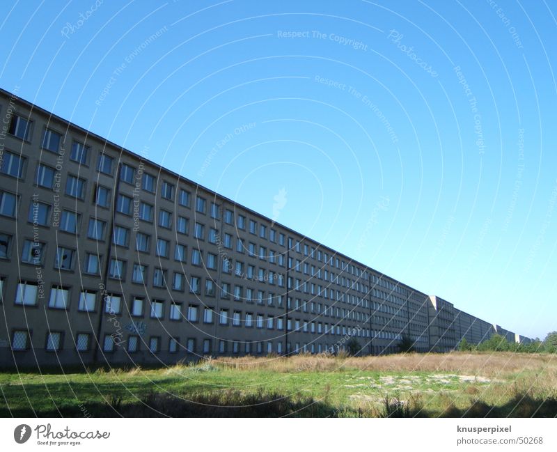 Prora Haus Macht Außenaufnahme Rügen kdf Himmel Vergangenheit blau gigantisch Digitalfotografie