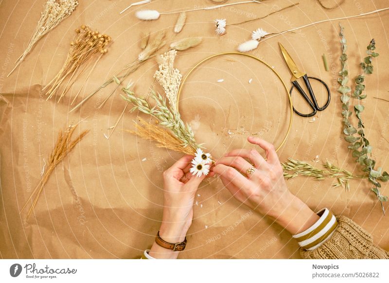 Basteln mit Trockenblumen Blumenfotos Blumenschuck Dekoration deko Werkstatt Fijnwerk Hausdeko Hausdekoration vertrocknete Blumen Pflanzen Gräser Innenaufnahme