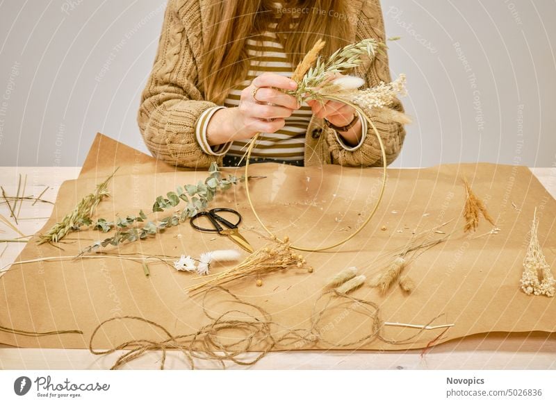 Basteln mit Trockenblumen Blumenfotos Blumenschuck Dekoration deko Werkstatt Fijnwerk Hausdeko Hausdekoration vertrocknete Blumen Pflanzen Gräser Innenaufnahme