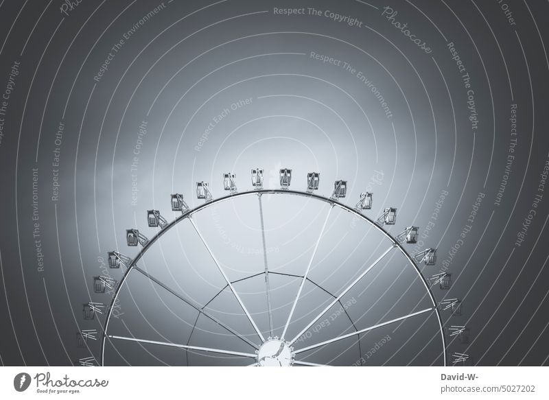 Riesenrad einer Kirmes in schwarzweiß Schwarzweißfoto Kunst Design Jahrmarkt drehen hoch Himmel Freude Attraktion Vergnügungspark