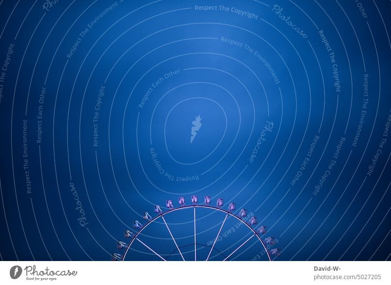 Riesenrad einer Kirmes und viel Himmel am Abend Nacht leuchten Jahrmarkt Stromverbrauch Licht Design halb Halbkreis