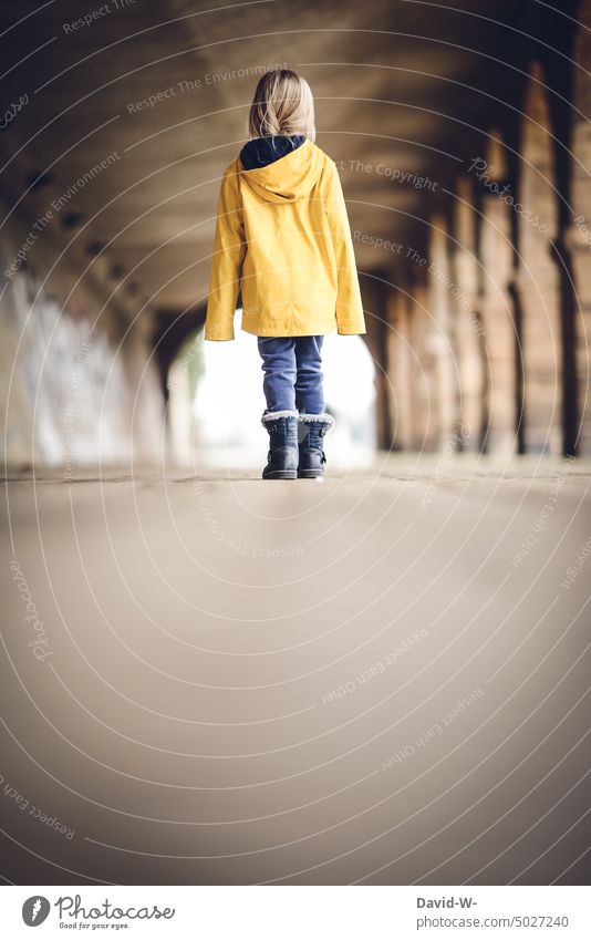 Mädchen in gelber Regenjacke - Herbstmode unschuldig beobachten tunnenblick Herbstbeginn niedlich anonym Kind Rückansicht Kindheit blond