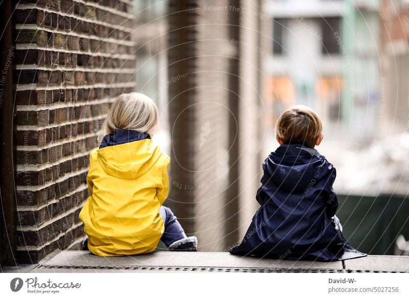 Bruder und Schwester - zusammen Kinder anonym Junge Mädchen beobachten gemeinsam Geschwister Freundschaft